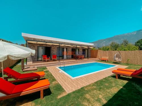 une villa avec une piscine et une maison dans l'établissement INHOUSE SUITES, à Fethiye