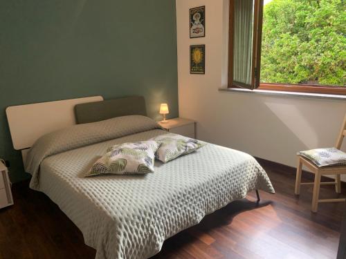 - une chambre avec un lit avec deux oreillers et une fenêtre dans l'établissement CasaBella Inalpi Arena, à Turin