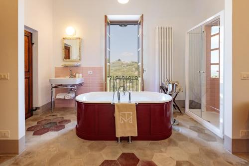 baño grande con bañera y lavamanos en Tenuta Miranda en Cassinasco
