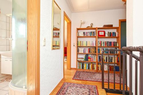 einen Flur mit Bücherregalen gefüllt mit Büchern in der Unterkunft Ferienhaus Uli in Wustrow