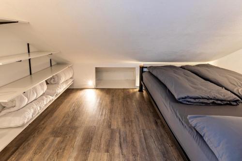 een slaapkamer met een bed en een houten vloer bij Dück in Stühlingen