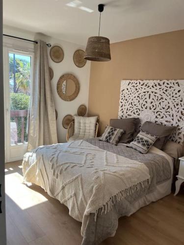 une chambre avec un grand lit et une fenêtre dans l'établissement Jolie villa familiale, au Barcarès