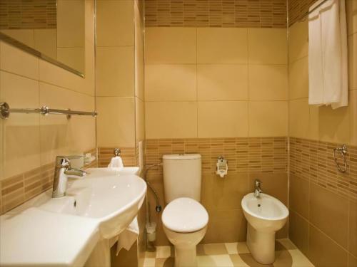 A bathroom at Oasis Park Hotel - All inclusive