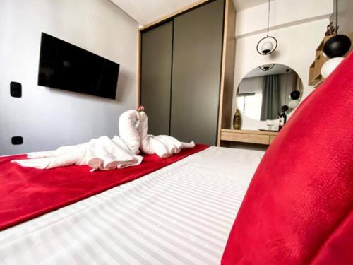 Un dormitorio con una cama con dos animales de peluche encima. en Magdalena Suite 1,0, en Heraclión