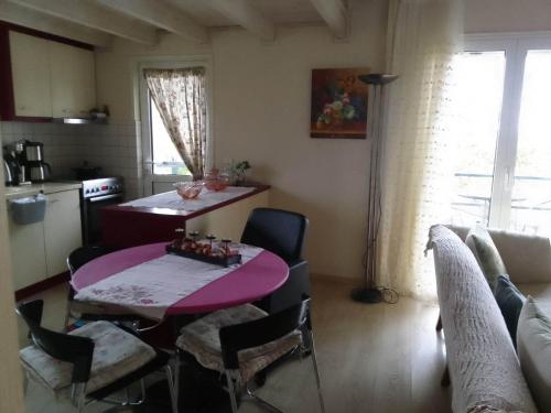 a living room with a table and a kitchen at Eloise in Agriovótanon