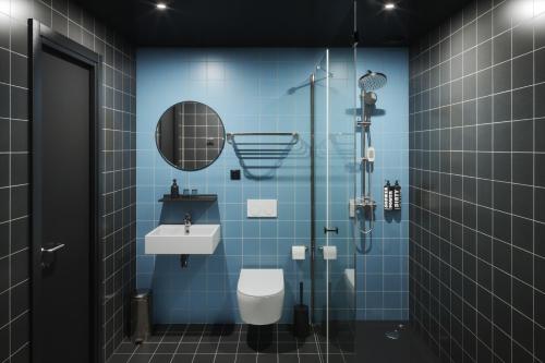 uma casa de banho azul com um WC e um lavatório em The Social Hub Toulouse em Toulouse