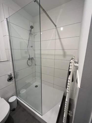 y baño con ducha y puerta de cristal. en Monteur Wohnung en Hagen