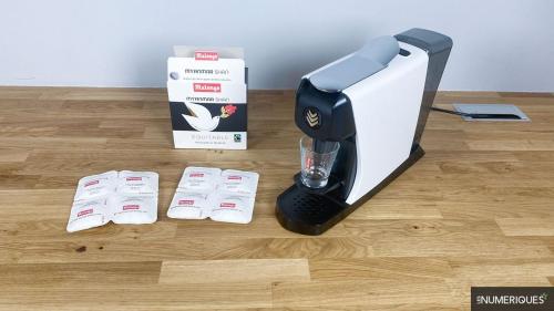 a black and white blender sitting on a wooden floor at Bel appartement 4 étoiles Centre Historique Toulon in Toulon