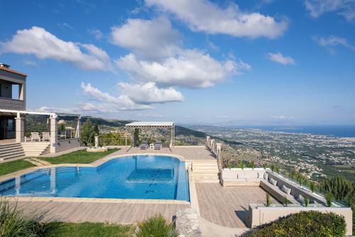 eine Villa mit einem Pool auf einem Hügel in der Unterkunft Villa Golden Hill in Chania