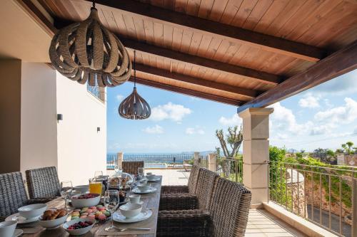 einen Tisch auf einem Balkon mit Meerblick in der Unterkunft Villa Golden Hill in Chania