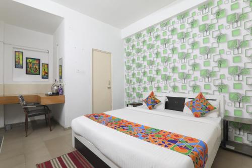 Ένα ή περισσότερα κρεβάτια σε δωμάτιο στο The Ashiyana Inn Hotel