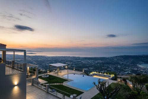 een huis met een zwembad erop bij Villa Golden Hill in Chania