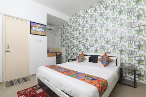 Ένα ή περισσότερα κρεβάτια σε δωμάτιο στο The Ashiyana Inn Hotel