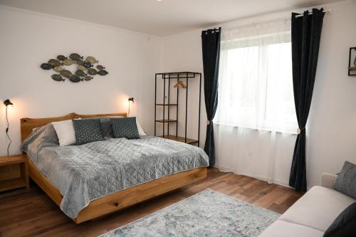 Un pat sau paturi într-o cameră la Bodrogpart Vendégház Tokaj