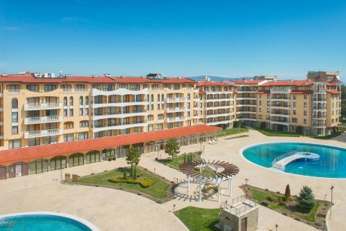una vista aérea de un gran complejo de apartamentos con piscina en Royal Sun Apartments, en Sunny Beach