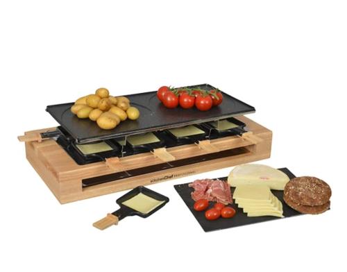 a kitchen with vegetables and meat on a cutting board at Appartement de vacances in Puigcerdà