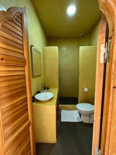 a small bathroom with a sink and a toilet at Riad excellence luxe in Marrakech