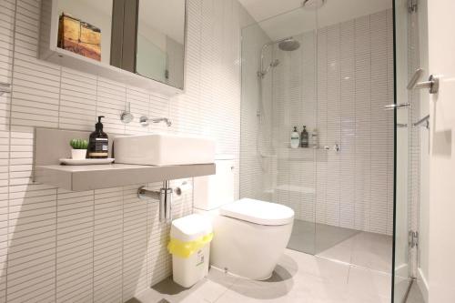 a bathroom with a toilet and a sink and a shower at Dudley Cosy 2 beds 2 Baths with free parking in Melbourne