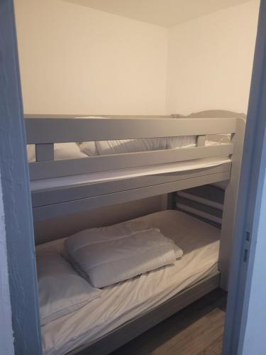 - deux lits superposés dans une chambre dans l'établissement Appartement de vacances en cerdagne, à Bourg-Madame