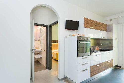 una cucina con arco che conduce a una camera da letto di Residence Costa ad Alba Adriatica