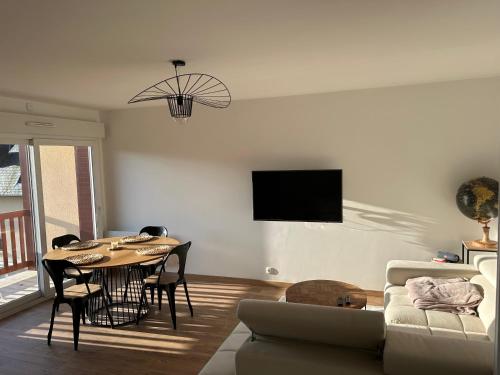 un salon avec une table et un canapé dans l'établissement Le P’tit cosy, à Blonville-sur-Mer