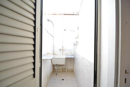 ein Badezimmer mit Waschbecken und Spiegel in der Unterkunft Alba two-room air-conditioned holiday home for 4 guests in Torre dell'Orso