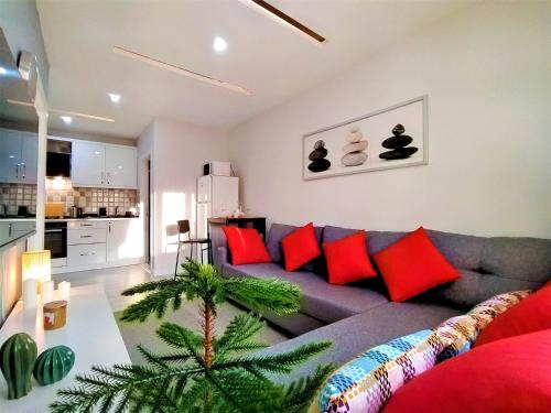 sala de estar con sofá gris y almohadas rojas en Central and Fully Furnished Flat in Muratpasa, en Antalya