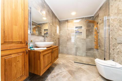 La salle de bains est pourvue d'un lavabo, d'une douche et de toilettes. dans l'établissement Sea, à Gundogan