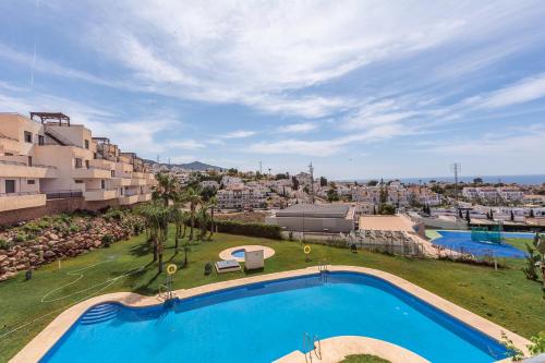 una imagen de una piscina en un complejo en Andaluz Apartments Mar de Nerja, en Nerja
