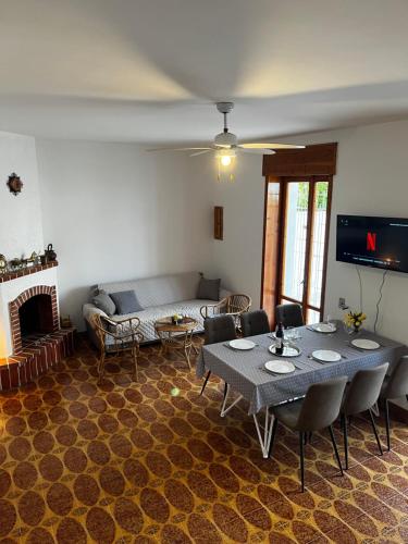 salon ze stołem i kanapą w obiekcie Przystań Adriatyk Świetna Lokalizacja w mieście Torre dell'Orso