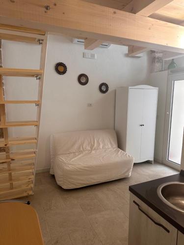 una camera con un letto nell'angolo di una stanza di L'Antica Dimora in Centro a Bari