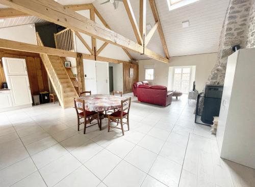 un grand salon avec une table et des chaises dans l'établissement Lozere la ferme de Palhères, à Rocles