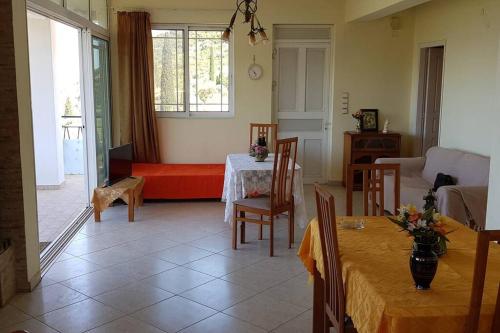 - un salon avec une table et un canapé rouge dans l'établissement 'Magic Of Nature' Cottage With a Breathtaking View, à Dhriópi