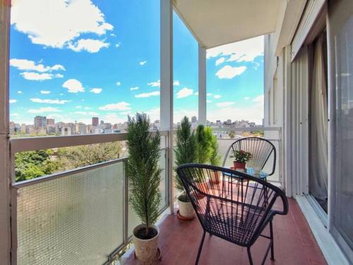 un balcón con 2 sillas y una mesa. en Hermoso departamento en la mejor zona de Recoleta. en Buenos Aires