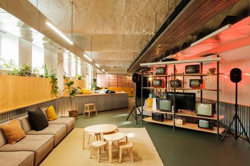 a living room with a couch and a table and chairs at micampus Covilhã in Covilhã