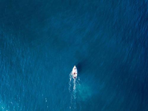 um barco no meio do oceano em Saranda Lotus Apartment em Sarandë
