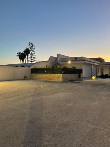 Casa Marianelli في كالابيرناردو: موقف سيارات فارغ أمام مبنى