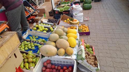 un mercado con muchas cajas de frutas y hortalizas en appartement NADOR wifi gratuit en Nador