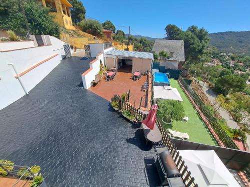 widok z powietrza na dom z patio w obiekcie Espacio Kybalion w mieście Argentona