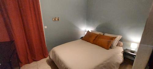 une chambre avec un lit avec deux oreillers dessus dans l'établissement Bel appartement centre ville Sète, à Sète