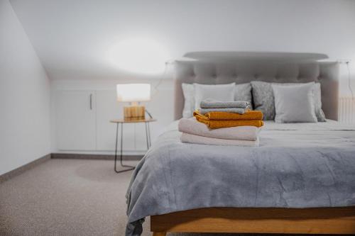 1 dormitorio con 1 cama con toallas en The Dom 21, en Cluj-Napoca