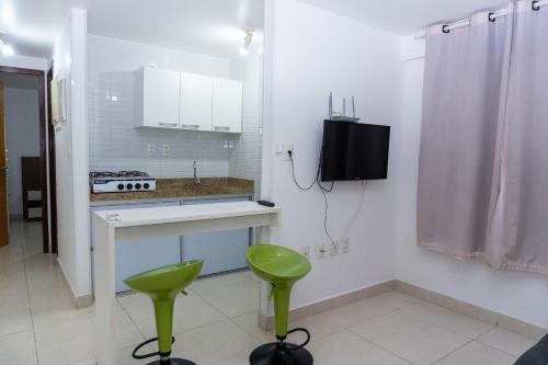 若昂佩索阿的住宿－Jardins do Atlântico，厨房配有水槽和2张绿色凳子