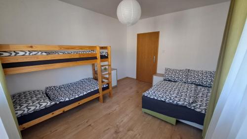 Posteľ alebo postele v izbe v ubytovaní Apartmán Pálenica II
