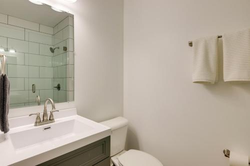 La salle de bains blanche est pourvue d'un lavabo et de toilettes. dans l'établissement Modern Family Home in Mason with Backyard and Fire Pit, à Mason