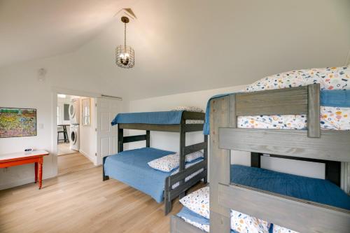 - une chambre avec 2 lits superposés dans l'établissement Modern Family Home in Mason with Backyard and Fire Pit, à Mason