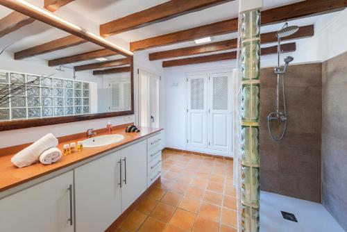 ポリェンサにあるHoliday Villa Cuarterades Pollensa - Js Propertiesのバスルーム(シンク、シャワー付)