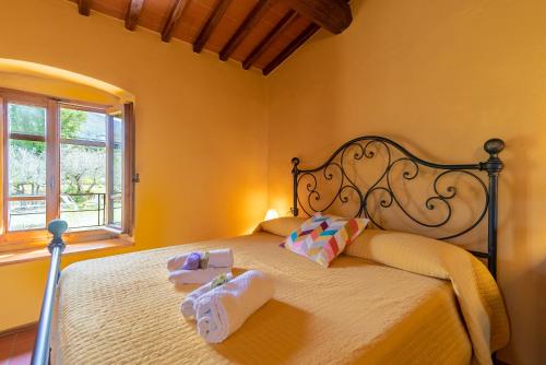 1 dormitorio con 1 cama con toallas en Appartamento Scaletta al Bellini, en Pulicciano