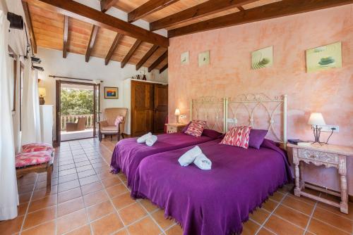 ポリェンサにあるHoliday Villa Cuarterades Pollensa - Js Propertiesのベッドルーム1室(紫のシーツが敷かれた大型ベッド1台付)