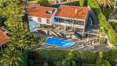 an overhead view of a house with a swimming pool at Ample villa with pool and gorgeous ocean view in São Gonçalo