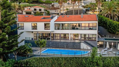 an aerial view of a house with a swimming pool at Vila Crerital - By Wehost in São Gonçalo